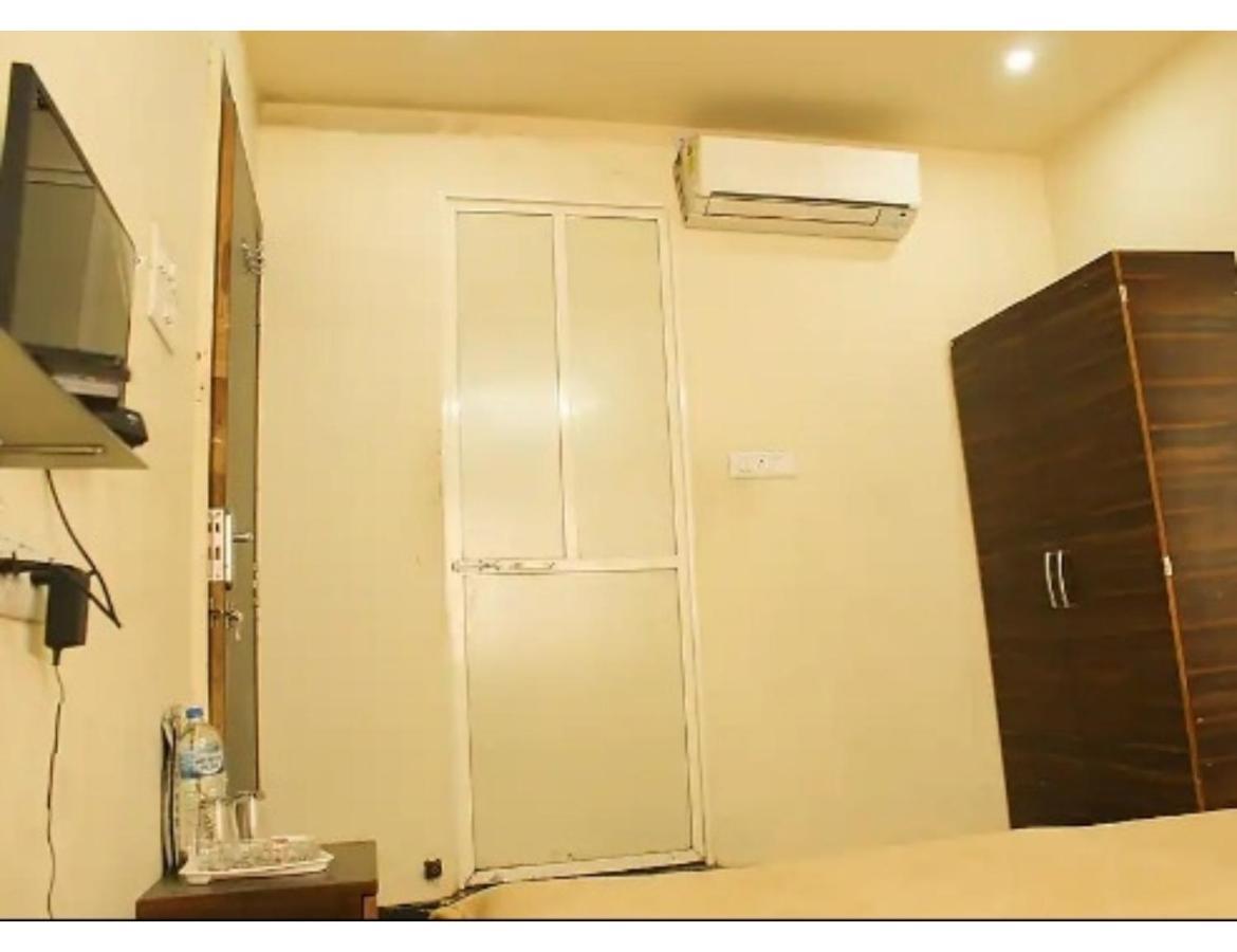 Hotel Adarsh, Ujjain Extérieur photo